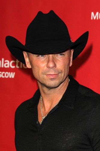 2. Kenny Chesney – 33 mln dolarów