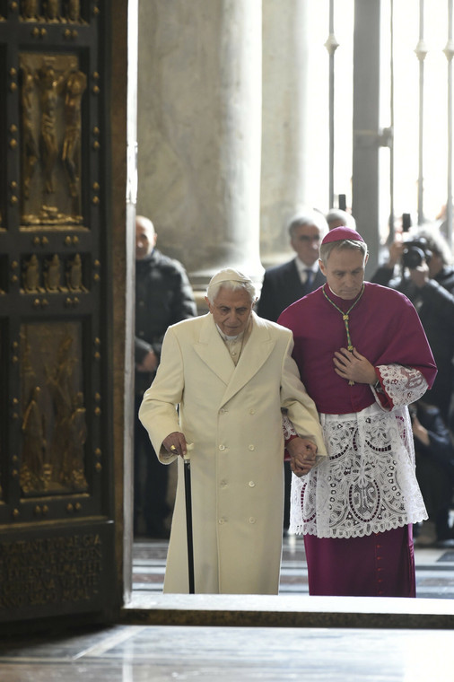  Benedykt XVI i jego osobisty sekretarz abp Georg Gänswein w 2015 r.