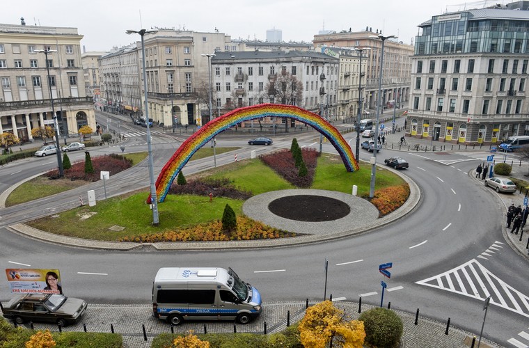 Policja i obrońcy tęczy na Placu Zbawiciela w Warszawie