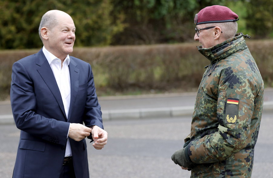 Kanclerz Olaf Scholz i generał brygady Ansgar Meyer. Calw, Niemcy, 5 marca 2024 r.
