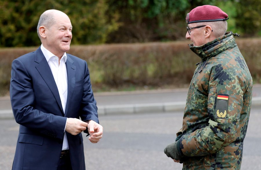 Kanclerz Olaf Scholz i generał brygady Ansgar Meyer. Calw, Niemcy, 5 marca 2024 r.