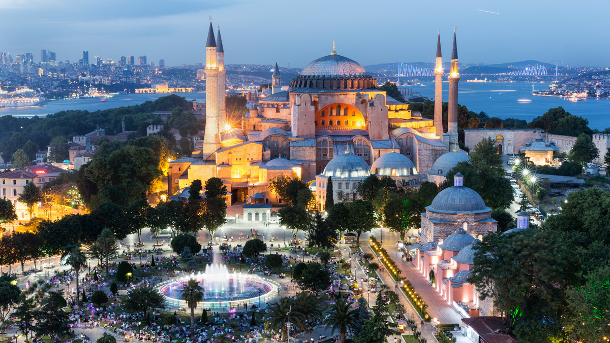 Oddech turystów źle wpływa na zabytek. "Hagia Sophia może runąć"