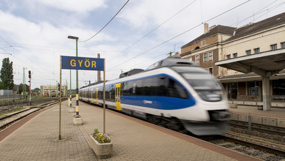 Véres kövekkel dobálta az utasokkal teli, álló vonatot egy dühöngő férfi Győr-Moson-Sopron megyében