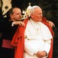 Jan Paweł II i ks. Stanisław Dziwisz w czasie papieskiej wizyty w Polsce w 1995 r.