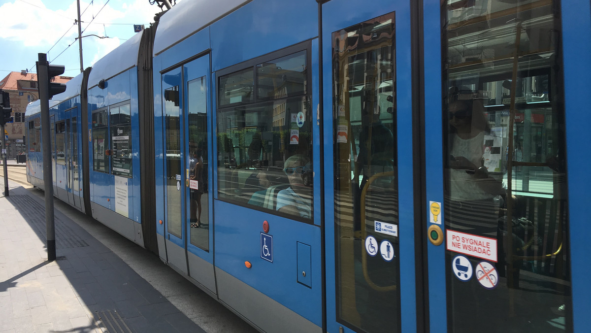 Od 2 lipca część wrocławskich linii autobusowych i wszystkie linie tramwajowe będą kursować według wakacyjnych rozkładów jazdy. A to oznacza, że zarówno tramwaje, jak i autobusy będą jeździć rzadziej niż zwykle. Wyjątkiem będą linie A, D, N i 146, które w godzinach szczytu będą kursować bez zmian.