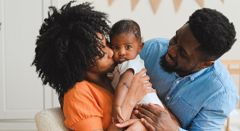 Un couple avec son bébé/Anna Shvets