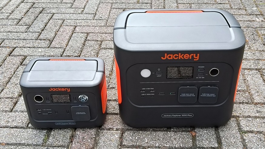 Jackery Explorer 300 Plus, Explorer 1000 Plus'ın yanında.