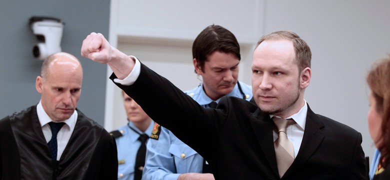 Breivik przed sądem. Zaczęło się od zaciśniętej pięści i uścisków rąk