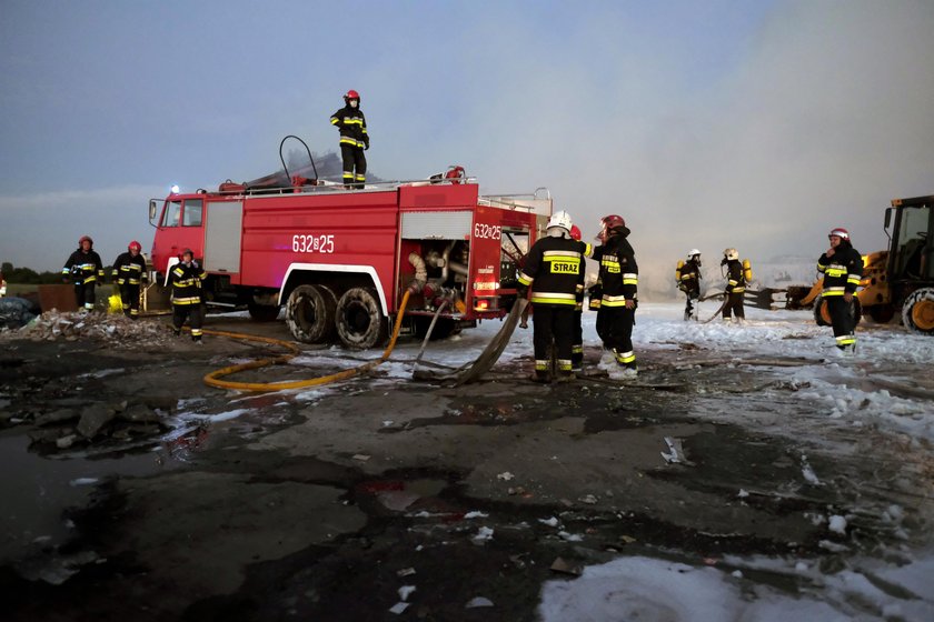 Pożar składowiska makulatury w Piekarach Śląskich