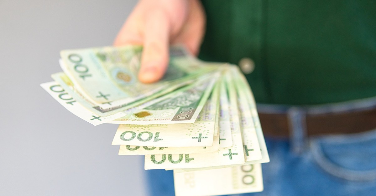 Guaranteed PLN 4133 all  month. Regardless of income. The first transfers of the benefit will take place on 4 September