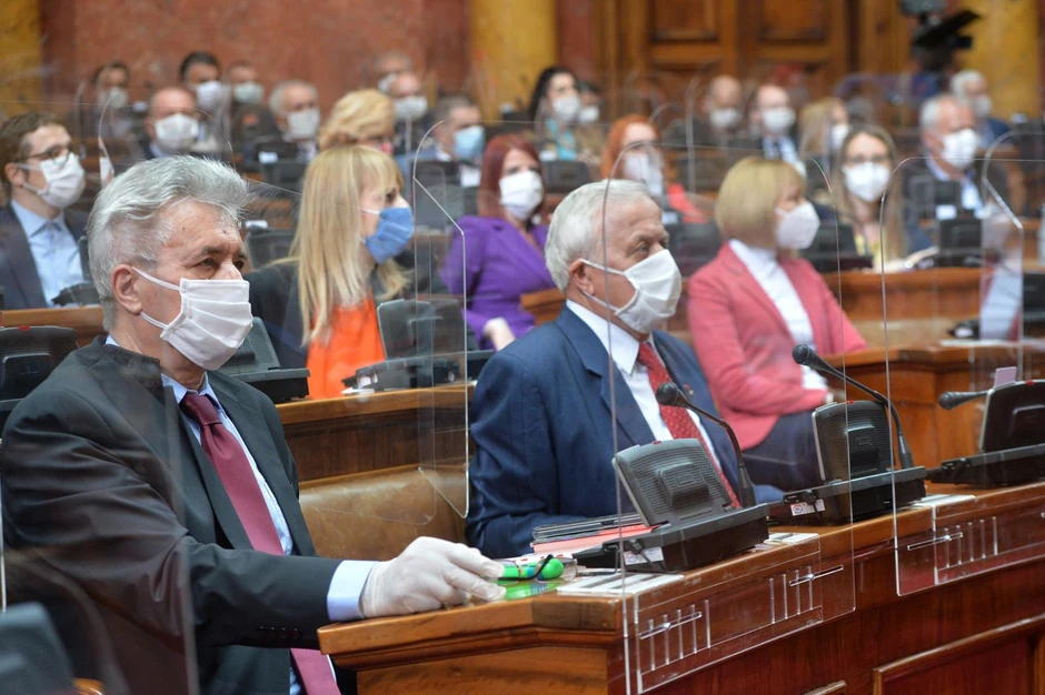 Poslanici su međusobno su razdvojeni i panelima od pleksiglasa
