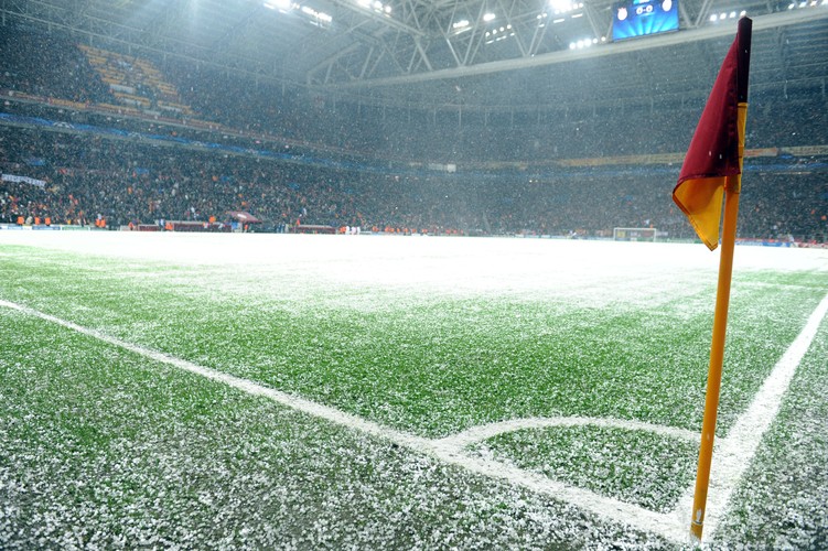 Piłkarze Galatasaray i Juventusu przegrali ze śniegiem