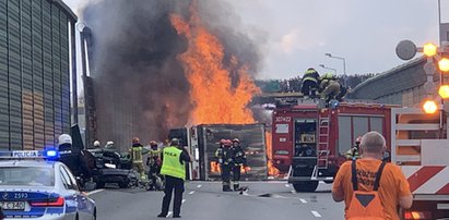 Śmiertelny wypadek na S8 w Warszawie. Ciężarówka przewróciła się na osobówkę