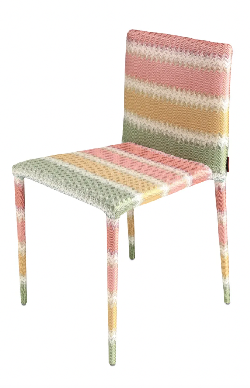 Gepolsteter Stahlstuhl «Miss Chair» in gemischten Chevron-Design mit Regenbogeneffekt von Missoni Home für 1320 Franken.