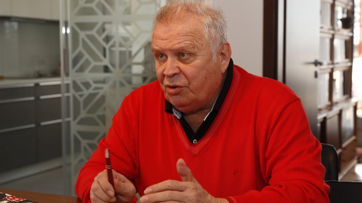 Después de la segunda vacunación, Tibor Divine se convirtió en el virus Corona.