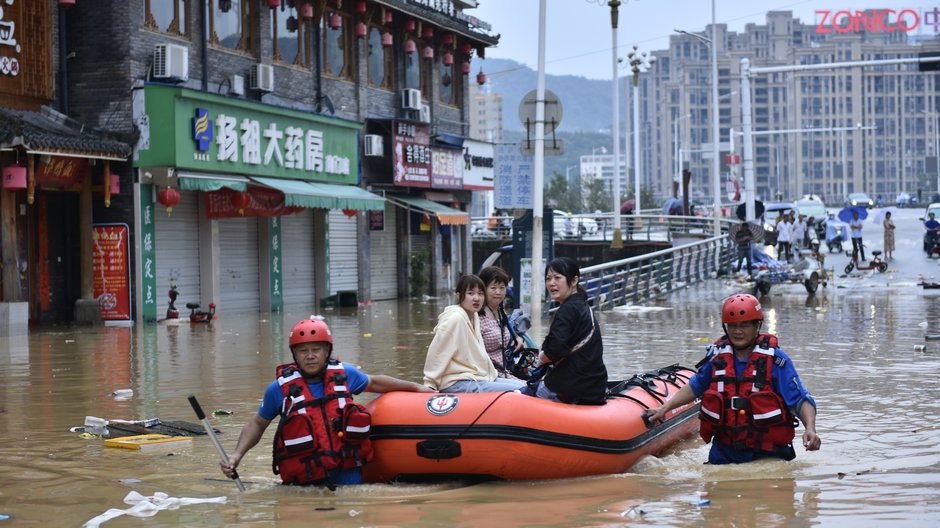 Ekstremalne powodzie nawiedziły Chiny. Takich ulew nie było tu od 60 lat