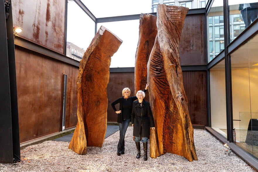 Mika Brzezinski z mamą na tle rzeźby autorstwa Emilie Brzezinski  