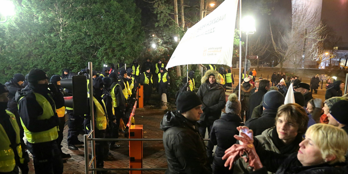 zamieszki i demonstracje pod Sejmem