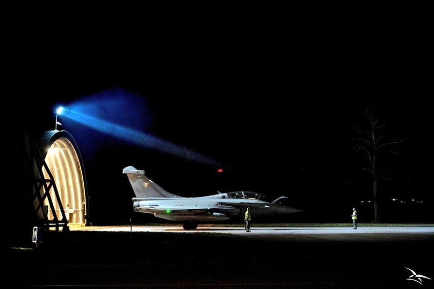 Rafale B z eskadry EC 2/4 “La Fayette” podczas przygotowań do nocnej misji.