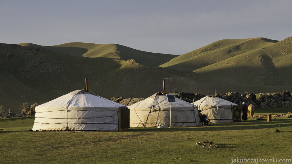 Mongolia, niedaleko Tsetserleg. Coraz częściej, obok niezmienionej od setek lat konstrukcji mongolskiej jurty, można zobaczyć kolektory słoneczne...
