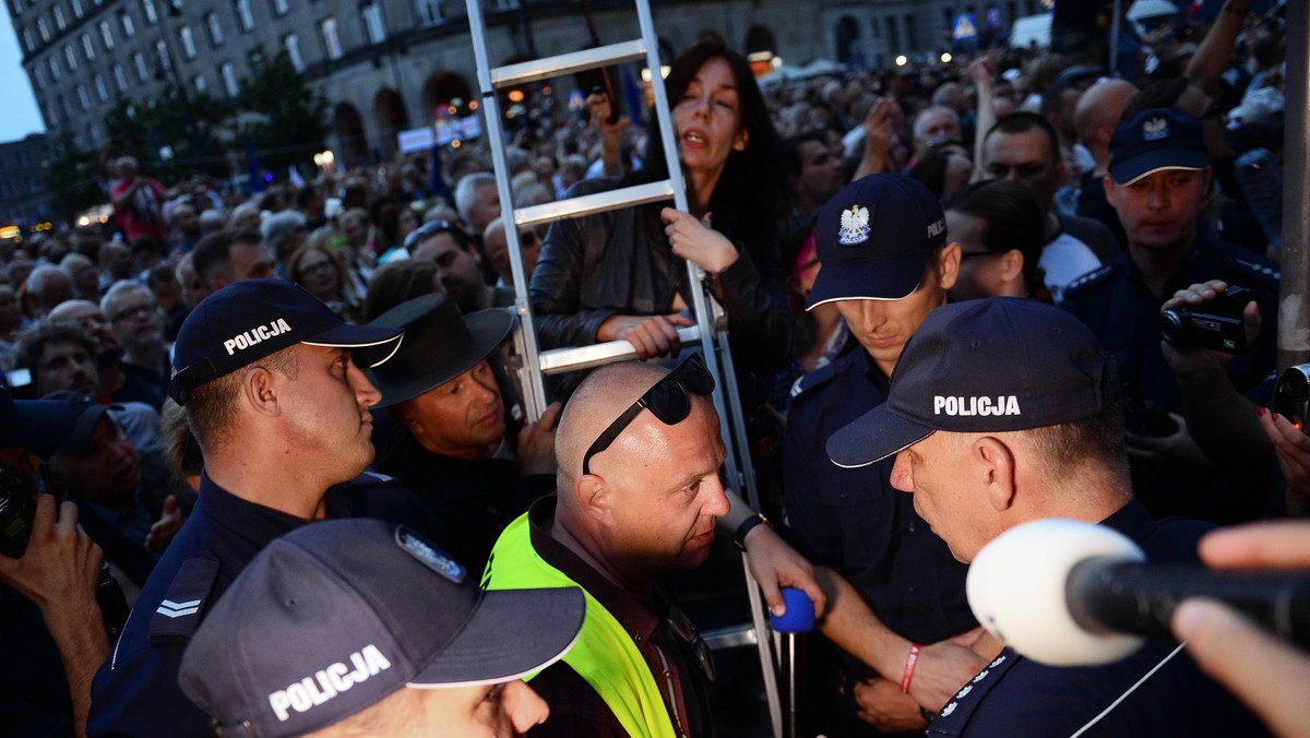 Z orzeczenia warszawskiego sądu wynika, że obchody miesięcznic smoleńskich, które odbywają się w stolicy, nie są zgromadzeniami publicznymi. Uznano, że nie ma więc powodów, by karać działaczy Obywateli RP za wydarzenia z 10 lipca 2017 r., gdy w ramach wyrażenia sprzeciwu wobec miesięcznic, przeskoczyli barierki i usiedli na trasie przejścia uczestników miesięcznicy.