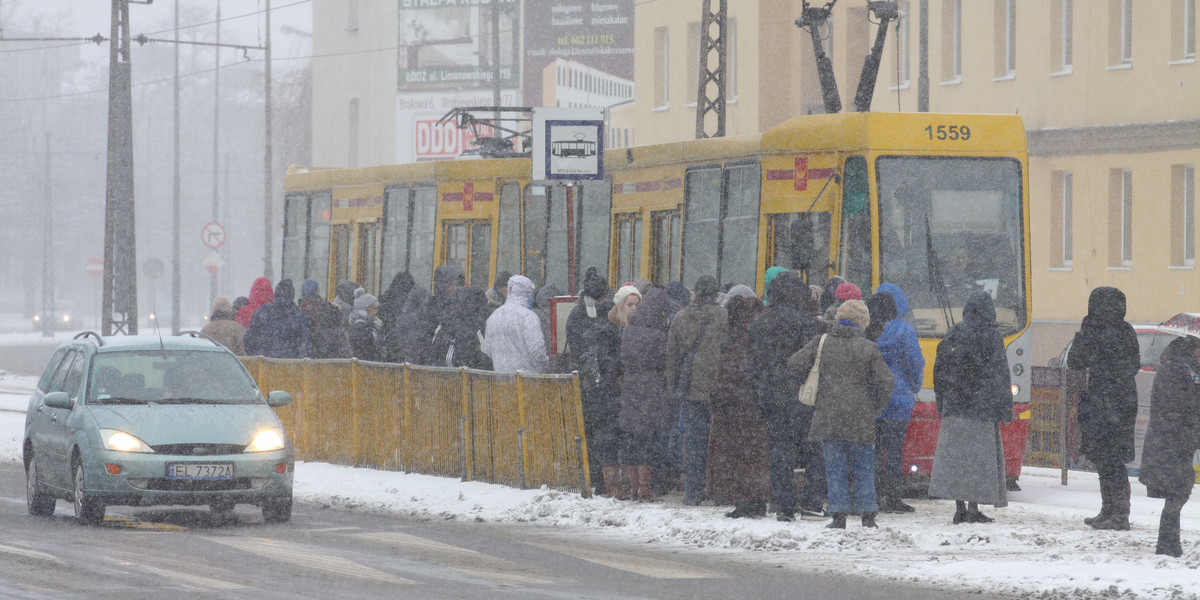 Silny wiatr i zawieje śnieżne w województwie łódzkim 