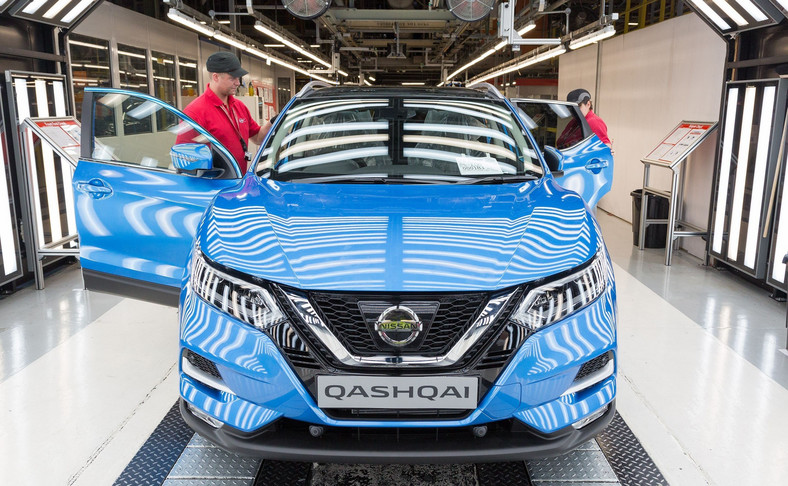 Nowy Nissan Qashqai oferowany jest w 11 kolorach nadwozia, w tym 2 nowych: niebieskim oraz kasztanowym brązie