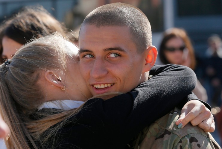 Rodzina i przyjaciele witają powracających ze wschodniej Ukrainy ochotników z batalionu Azow