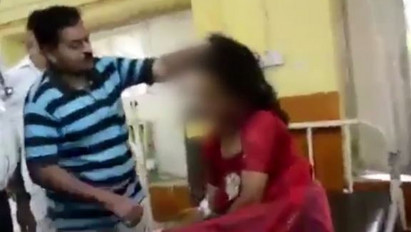 Brutális ördögűzés: olyan pofonokat vert le az orvos a kába nőnek, hogy mi is elszédültünk - videó