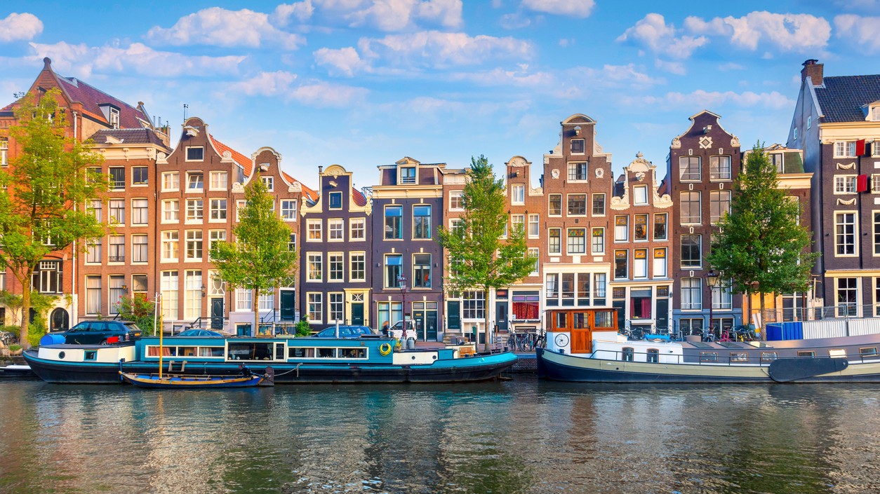 Historické centrum Amsterdamu s tradičnými domam.