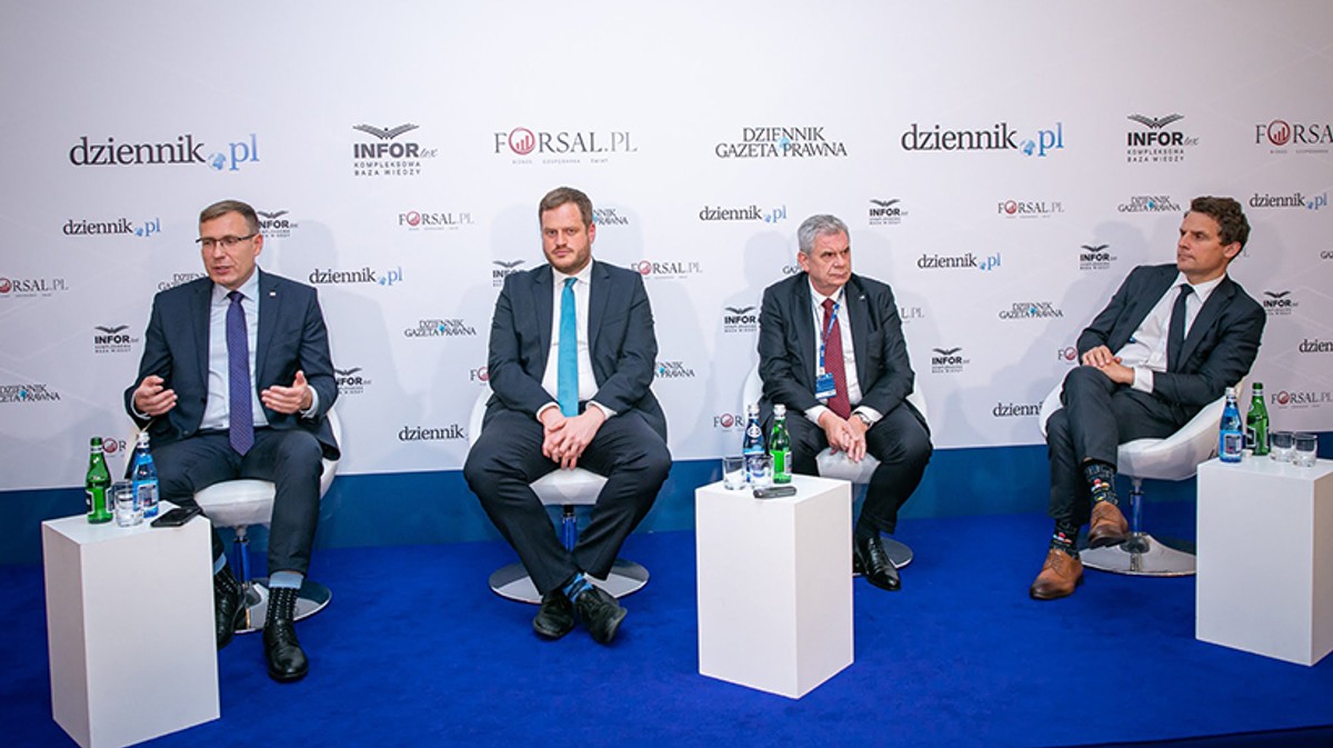 Uczestnicy: Maciej Małecki, sekretarz stanu w Ministerstwie Aktywów Państwowych, Janusz Cieszyński, sekretarz stanu w Kancelarii Prezesa Rady Ministrów, pełnomocnik rządu ds. cyberbezpieczeństwa, Jacek Oko, prezes Urzędu Komunikacji Elektronicznej, Nikodem Bończa-Tomaszewski, prezes zarządu Exatel