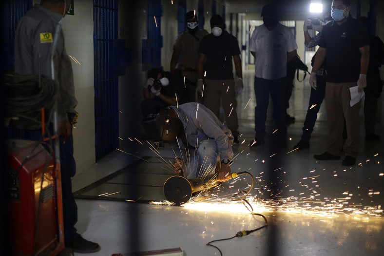 Wzmacnianie drzwi cel więziennych w zakładach karnych w Salwadorze