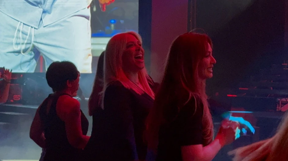 Milica Todorović igra sa sestrama
