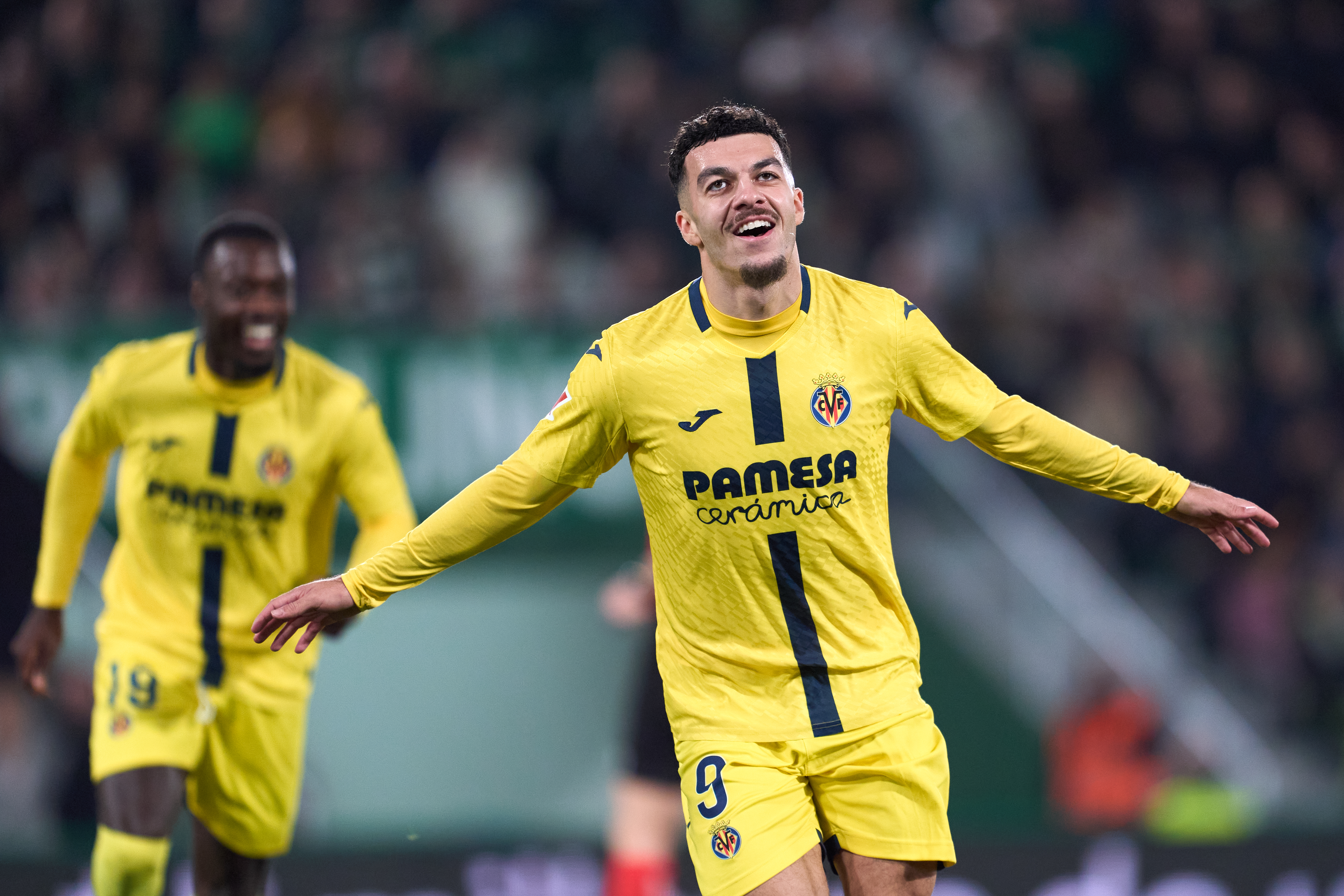 Villarreal trepa al tercer puesto mientras Valencia se hunde con goleada 4-1