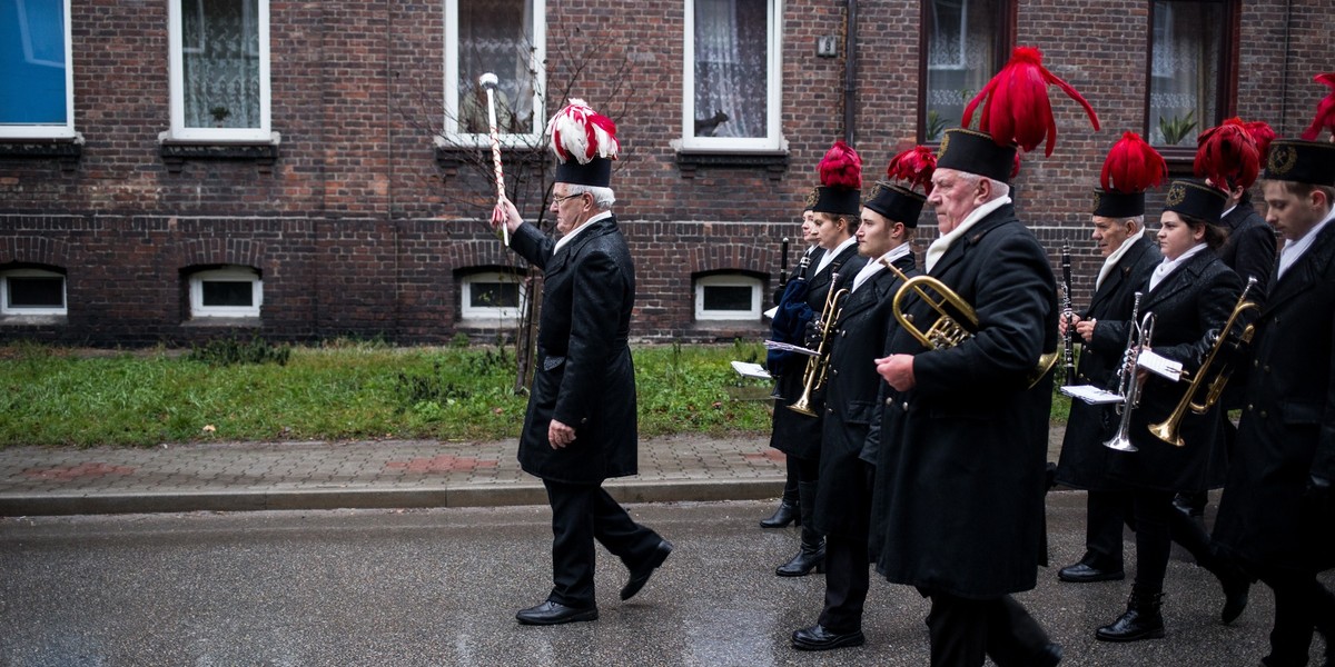 Na mocy ustawy restrukturyzującej górnictwo z narzędzi osłonowych - tzw. urlopów górniczych i jednorazowych odpraw pieniężnych - mogli skorzystać pracownicy kopalń, którzy wraz z przeznaczonym do likwidacji majątkiem zostali przeniesieni do Spółki Restrukturyzacji Kopalń (SRK)