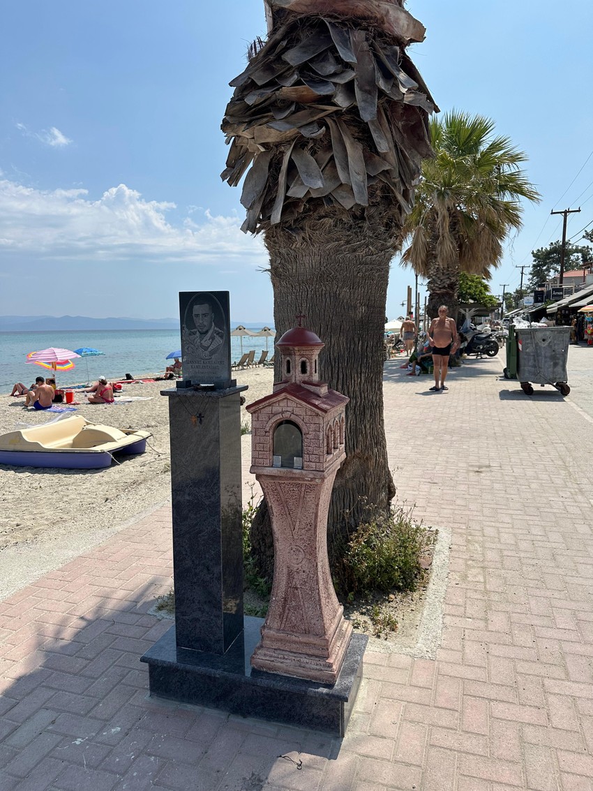 Spomenik nastradalom Jovanu u Pefkohoriju