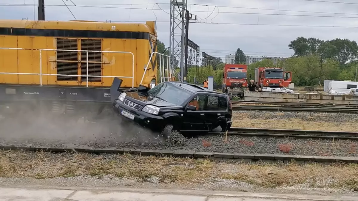 Zderzenie lokomotywy z SUV-em