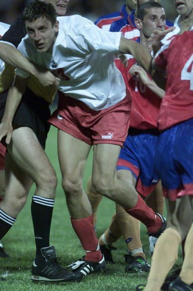 Przepychanki podczas meczu Armenia - Polska (2001 r.). Jacek Bąk w akcji