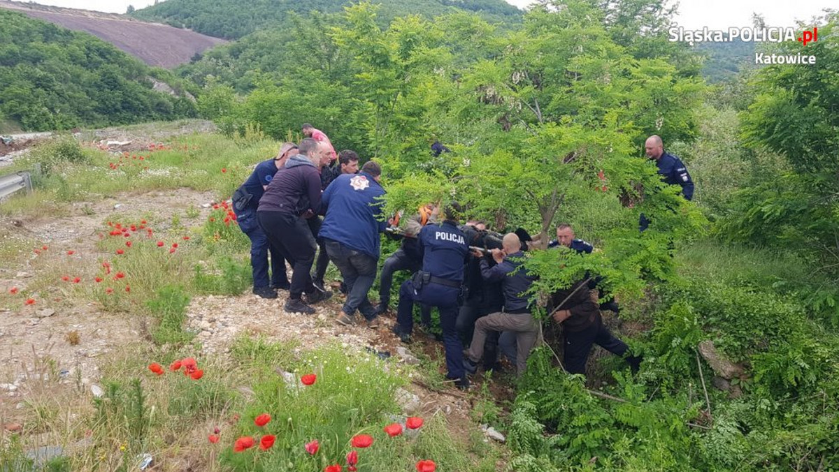 Polscy policjanci stacjonujący w Kosowie uratowali życie 32-letniego motocyklisty. Mężczyzna przebywał uwięziony w wąwozie przez pięć dni i obecnie znajduje się w szpitalu.