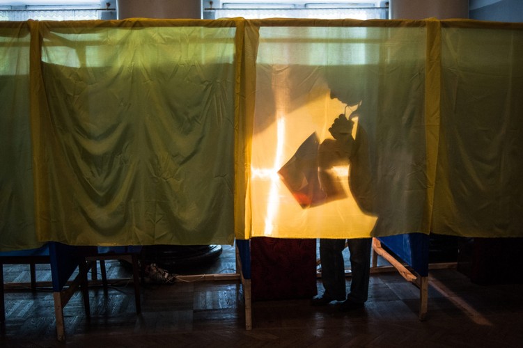 Głosowanie w mieście Dobropillia, w regionie donieckim na wschodzie Ukrainy