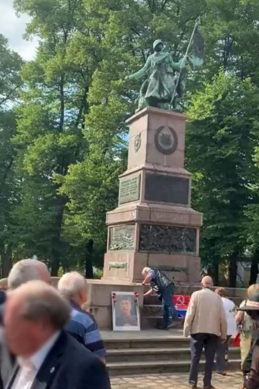 Ujęcie z filmu wideo przedstawiającego tajemniczą demonstrację pod pomnikiem radzieckim w Dreźnie, 22 czerwca 2022 r.