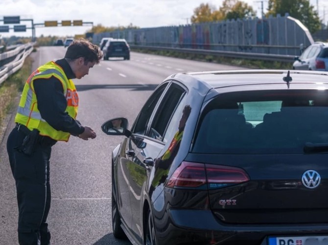 Evo zašto policajac prvo pipne auto kada vas zaustavi