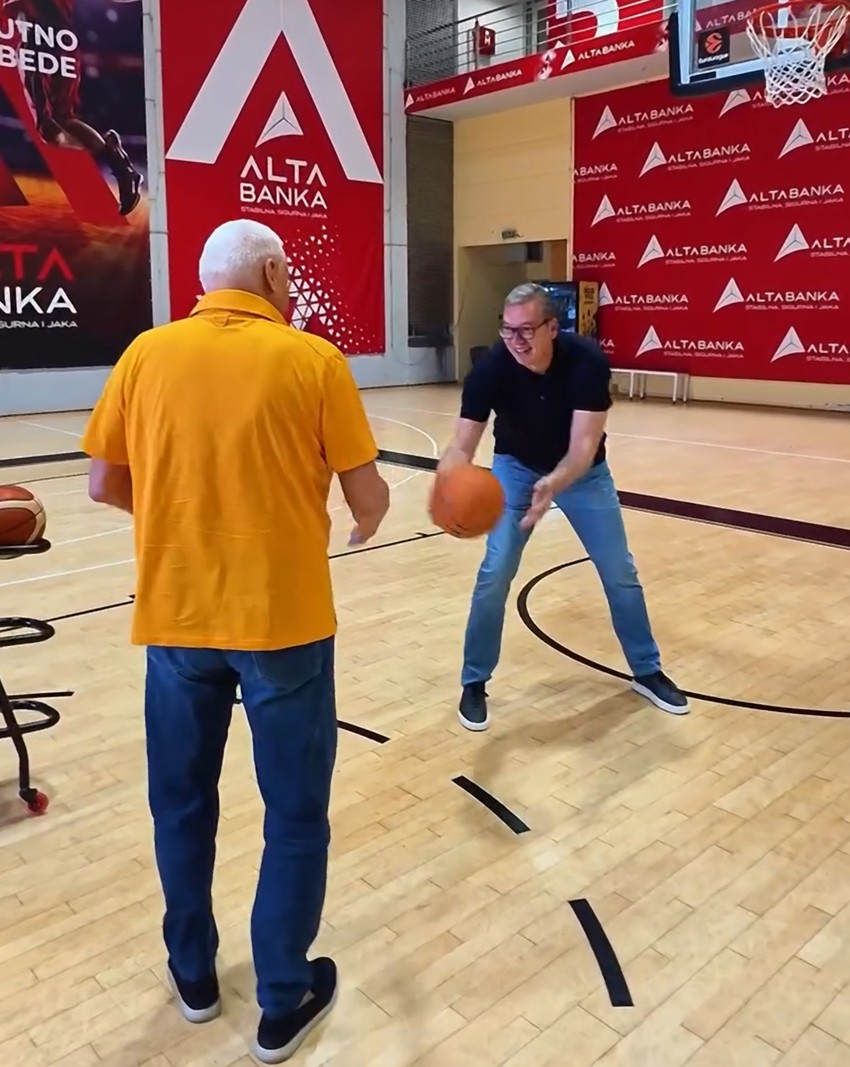 Vučić igra basket s Mutom Nikolićem