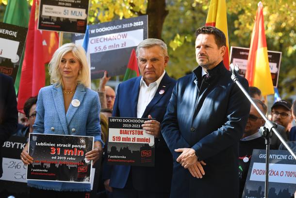 Prezydent Warszawy Rafał Trzaskowski, prezydent Białegostoku Tadeusz Truskolaski oraz zastępca Burmistrza Lublińca Anna Jonczyk-Drzymała, podczas protestu samorządowego „Tylko ciemność przed siedzibą Kancelarii Prezesa Rady Ministrów w Warszawie, 