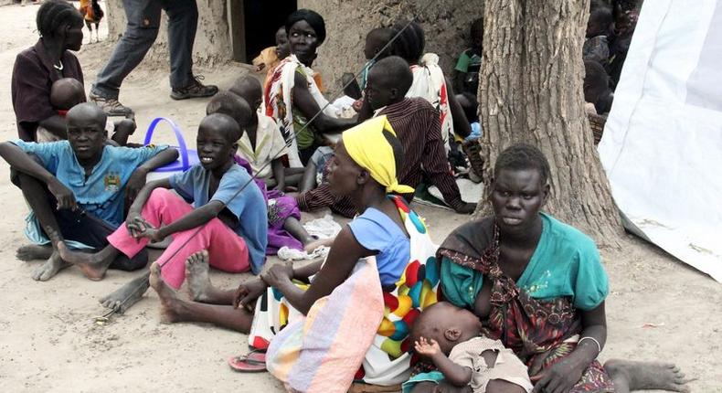 Residents displaced due to the recent fighting between government and rebel forces in the Upper Nile capital Malakal wait at a World Food Program (WFP) outpost where thousands have taken shelter in Kuernyang Payam, South Sudan May 2, 2015. REUTERS/Denis Dumo