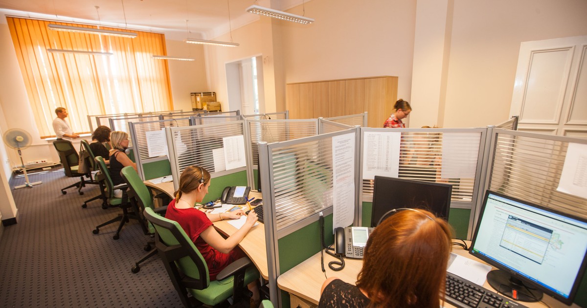 AI zabiera pracę. Copywriterzy i pracownicy call center trafiają na bruk