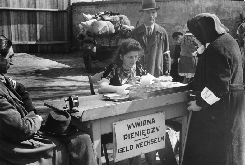 Repatrianci niemieccy udają się do strefy angielskiej, Legnica, 1945 [zdjęcie ilustracyjne]