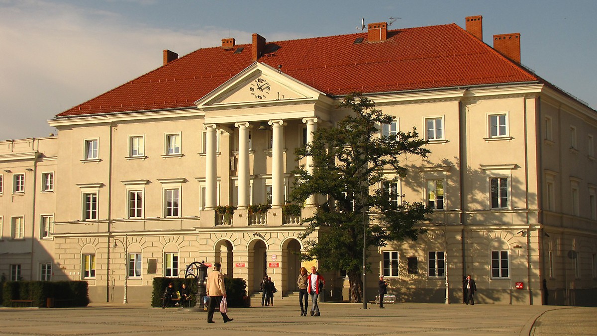 Podczas uroczystej gali w Kieleckim Centrum Kultury po raz kolejny wręczono Nagrody Miasta Kielce. Władze stolicy regionu świętokrzyskiego przyznały je 11 osobom i instytucjom. W gronie laureatów znaleźli się m.in.: raper Piotr Kowalczyk "TAU", dyrektor Muzeum Narodowego w Kielcach Robert Kotowski, społecznik i senator PiS Krzysztof Słoń czy Kielecka Fabryka Pomp "Białogon" S.A.