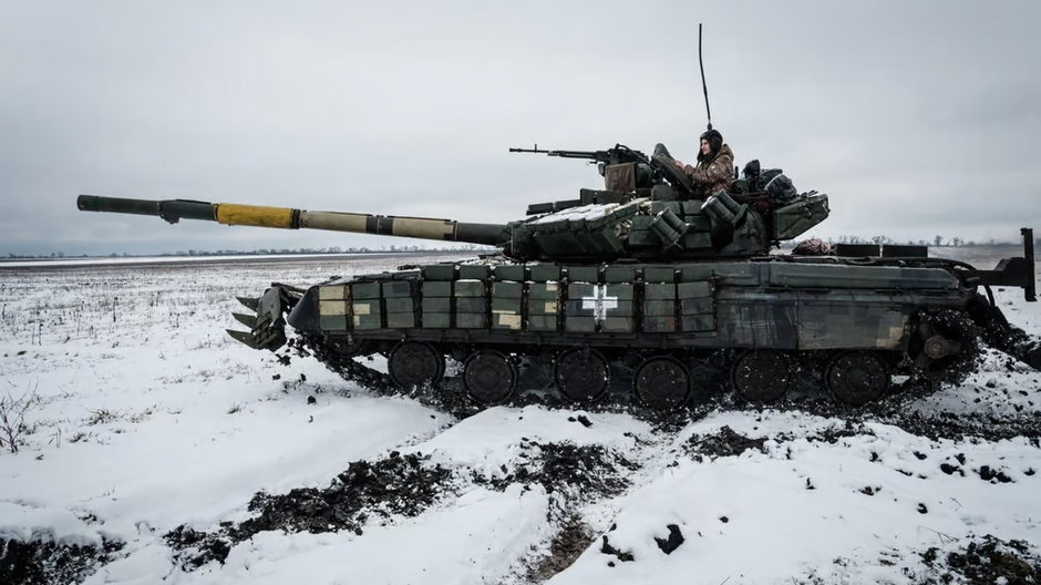 Czołg w pobliżu linii frontu w obwodzie donieckim 