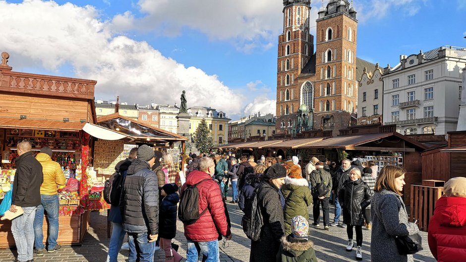 Wybierasz się na świąteczny jarmark w Krakowie? Trzymaj się za kieszeń. "Porcja ziemniaków 12 zł"